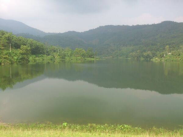 Đi t&igrave;m hồ Đ&aacute; V&aacute;ch